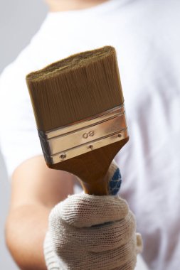 fırça ile çalışan adam