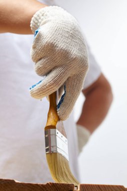 fırça ile çalışan adam