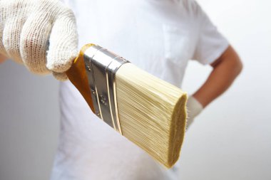 fırça ile çalışan adam