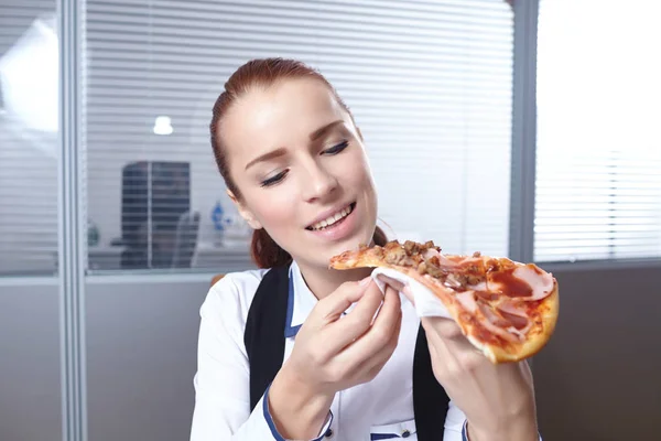 女人吃美味的披萨饼 — 图库照片