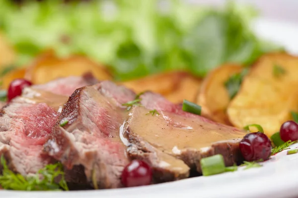 Leckerer Schweinebraten mit Kartoffeln — Stockfoto