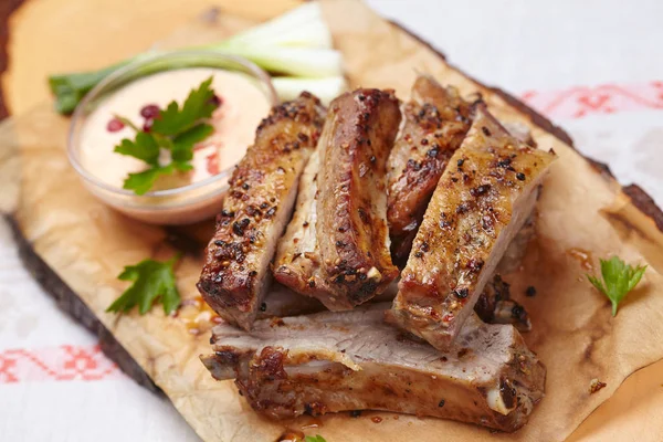 Sabrosas costillas a la parrilla con salsa —  Fotos de Stock