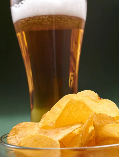Patatas fritas y cerveza — Foto de Stock
