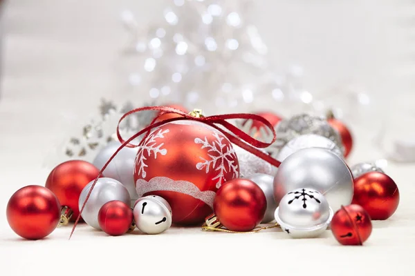 Boules rouges et dorées du Nouvel An — Photo