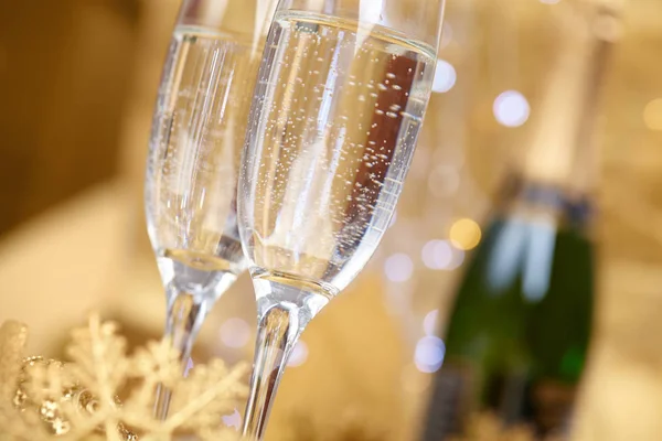 Nieuwjaar champagne glazen — Stockfoto