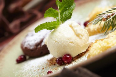 Lezzetli çikolatalı pasta dondurma ile