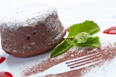 çikolata tatlı nane ve sos ile 