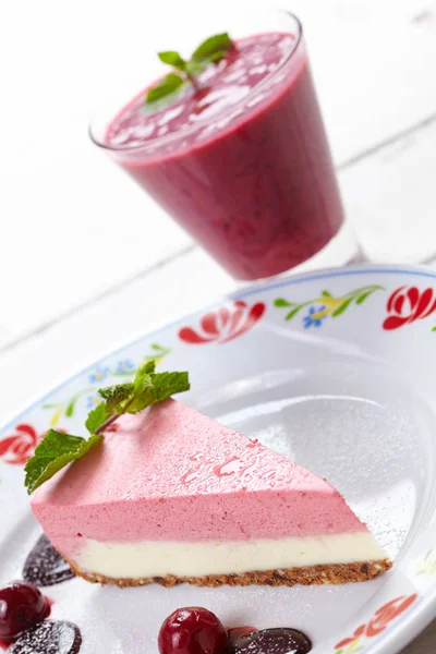 Bolo de queijo saboroso com smoothie — Fotografia de Stock