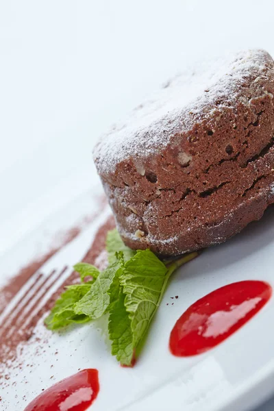 Шоколадный десерт с мятой и соусом — стоковое фото