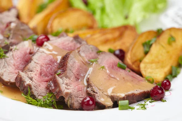 Sabrosa carne de cerdo asada con patatas —  Fotos de Stock