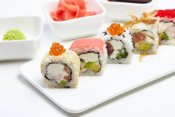 Frisches, schmackhaftes Sushi — Stockfoto