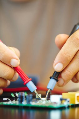 Elektronik Laboratuvarı holding eller