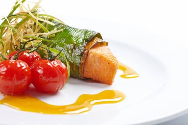 Kalenin içinde somon steak