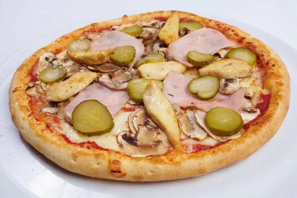 Färska välsmakande pizza — Stockfoto