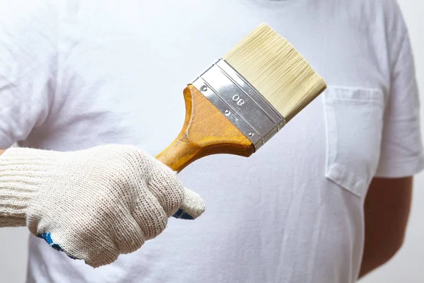 Hombre trabajando con cepillo — Foto de Stock