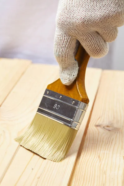 Hombre trabajando con cepillo — Foto de Stock