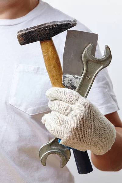 Homem segurando ferramentas — Fotografia de Stock