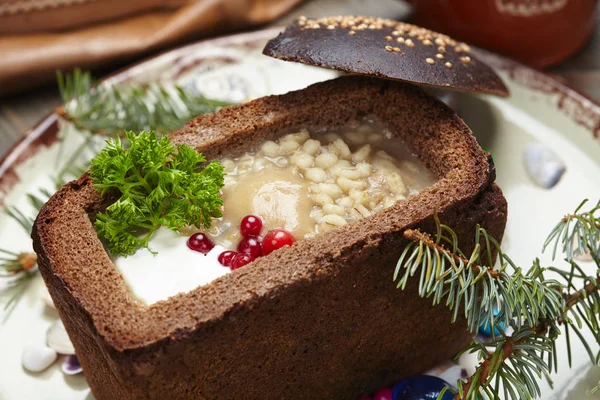 Soupe servie dans un bol à pain — Photo