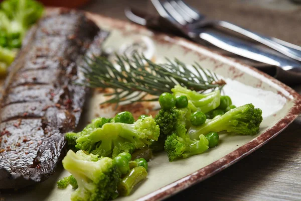 Välsmakande fisk med grönsaker — Stockfoto