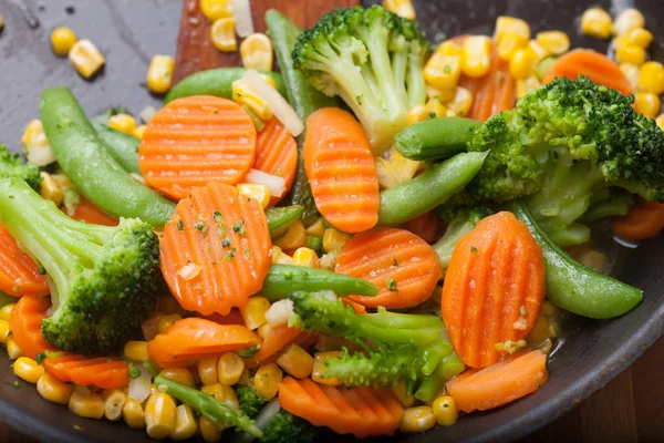 Smażone warzywa na patelni — Zdjęcie stockowe
