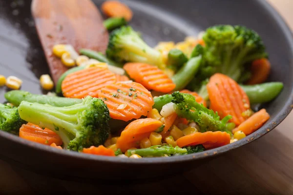 Smażone warzywa na patelni — Zdjęcie stockowe