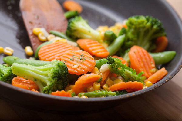 fried vegetables in pan