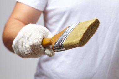 fırça ile çalışan adam