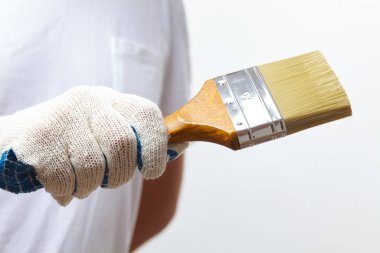 fırça ile çalışan adam