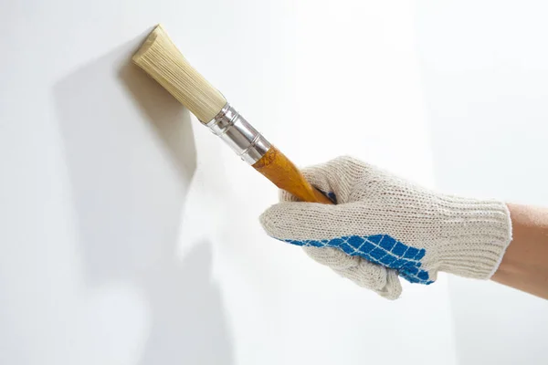 Hombre trabajando con cepillo — Foto de Stock