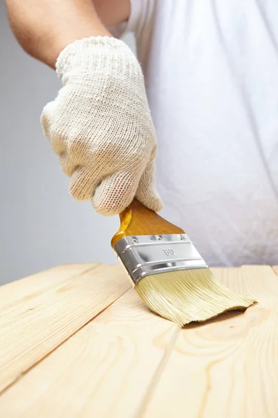 Hombre trabajando con cepillo — Foto de Stock