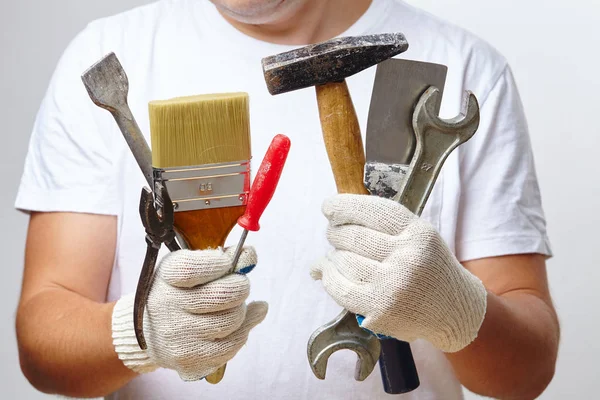 Homem segurando ferramentas — Fotografia de Stock