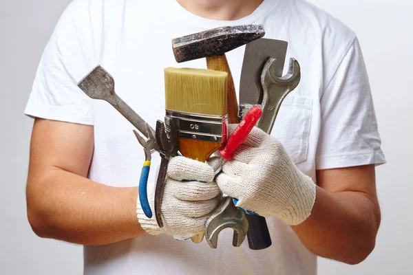 Homem segurando ferramentas — Fotografia de Stock