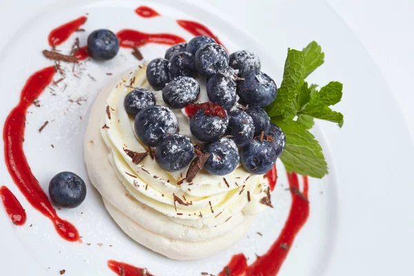 Tort de meringue Pavlova cu afine — Fotografie, imagine de stoc