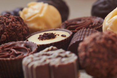 yığın lezzetli çikolatalı tatlılar, yakın çekim