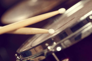 Davul ahşap sopaları, yakın çekim, müzik konsepti 