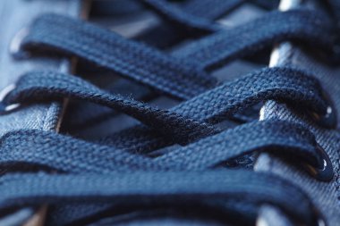 Spor ayakkabı bağcıklarımı ile