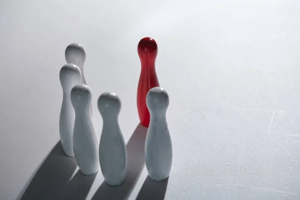 Käglor för bowling: röd bland vit — Stockfoto