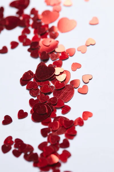 Konfetti mit roten Herzen — Stockfoto