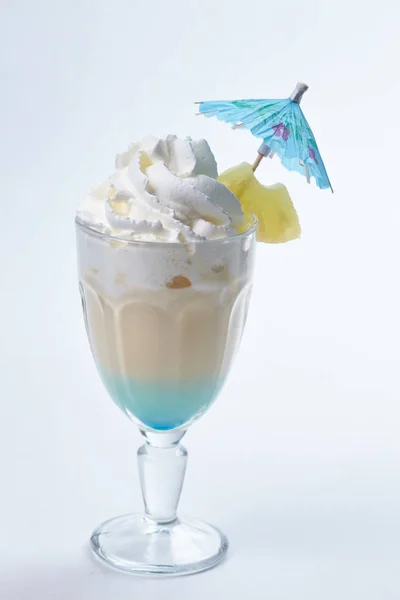 Mleko koktajl z parasolem — Zdjęcie stockowe