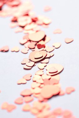 Kırmızı kalp konfeti 