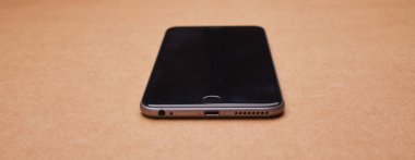 bej tablo üzerinde yeni smartphone