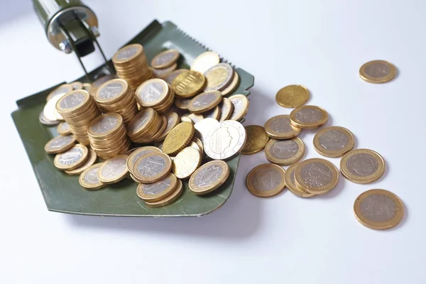 Schop met euromunten — Stockfoto