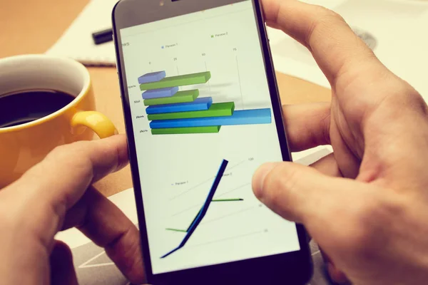 Obchodní smartphone s grafem — Stock fotografie
