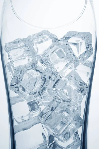 Sticlă cu cuburi de gheață — Fotografie, imagine de stoc