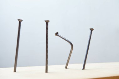 ahşap panel üzerinde çivi