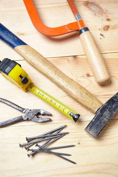 Conjunto de ferramentas sobre a madeira — Fotografia de Stock