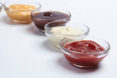 Kavanozlarda farklı soslar. 