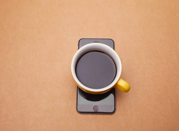 Smartphone e tazza di caffè — Foto Stock
