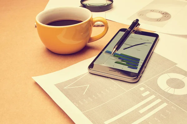 Smartphone med dokument och kaffe — Stockfoto