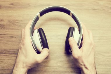 kulaklık holding eller 